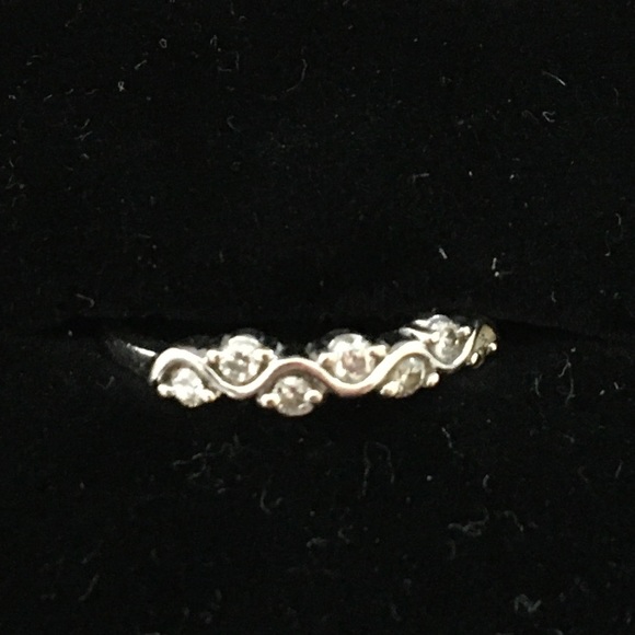 10k Diamond swirl band genuine earth mined Diamond ring modern design - Picture 1 of 9